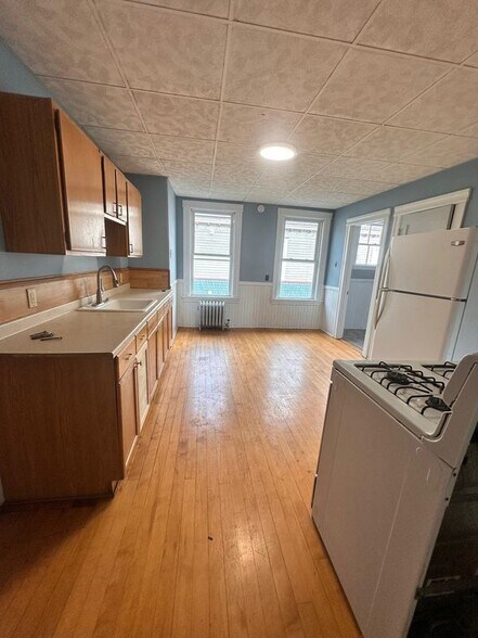 Building Photo - 144 Elm St