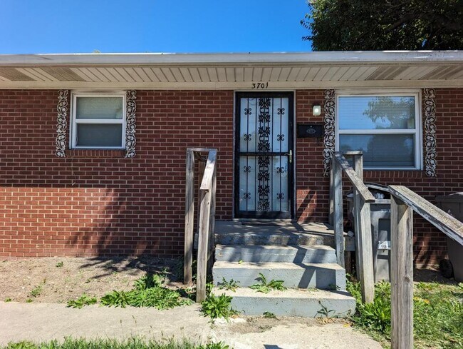 Primary Photo - 3701 N Emerson Ave