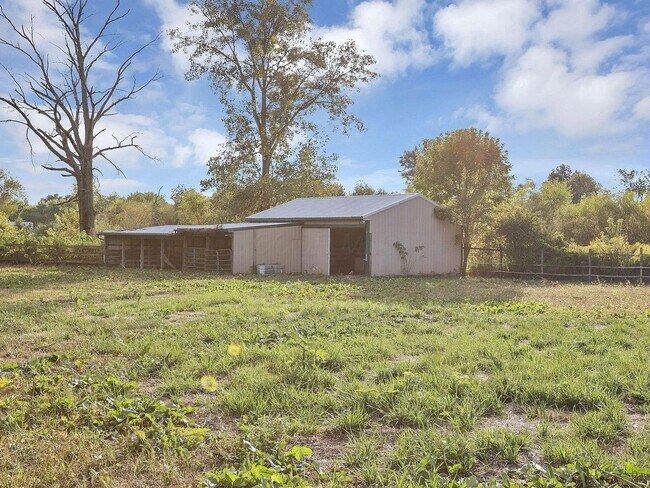 Building Photo - Your country retreat awaits!