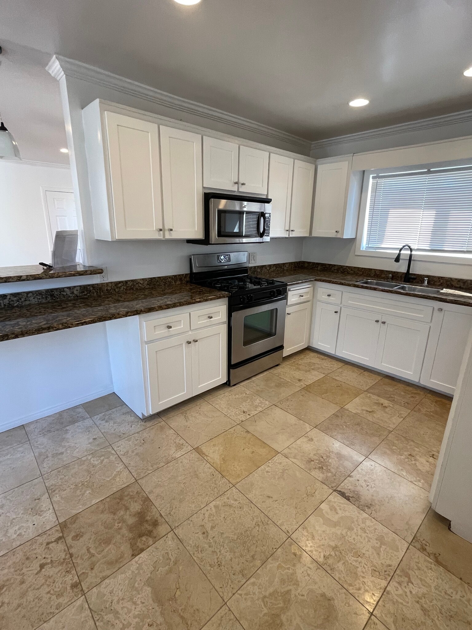 Building Photo - 914 Fonthill Ave