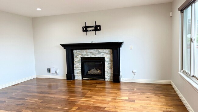 Building Photo - GOURMET KITCHEN-D20-6 BEDROOMS