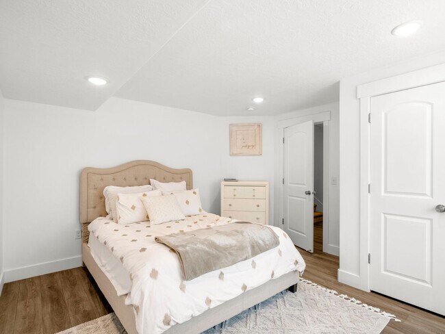 Building Photo - Private Basement Suite in Bright Co-Ed Townhome in Lehi Exchange!