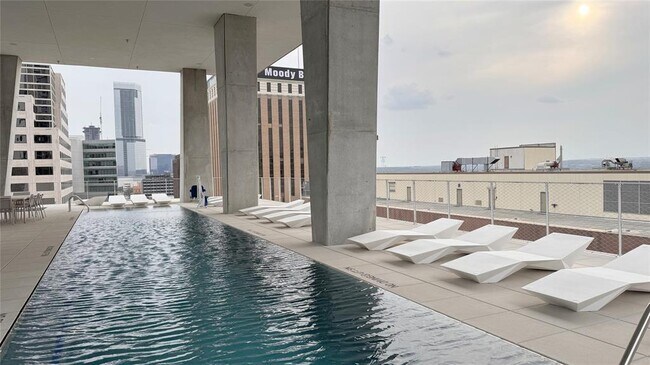 Building Photo - 313 W 17th St