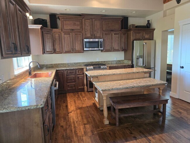 Building Photo - 3 bed 2.5 bath  Home for Rent in Grants Pass