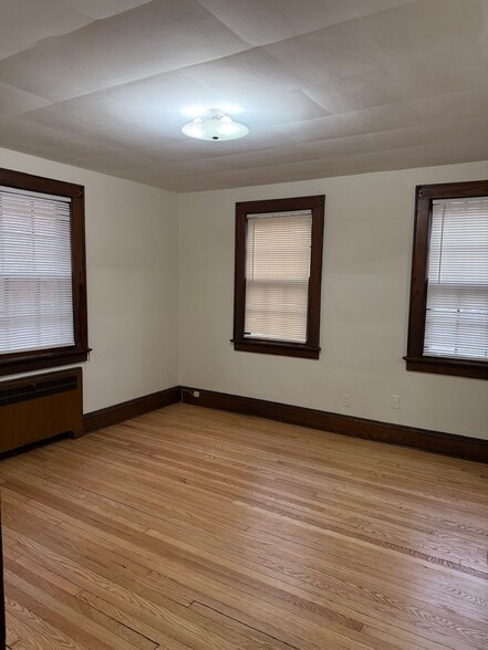 Building Photo - 221 Everett Pl