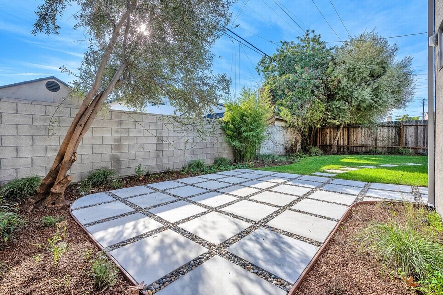 Building Photo - 616 W Ellis Ave