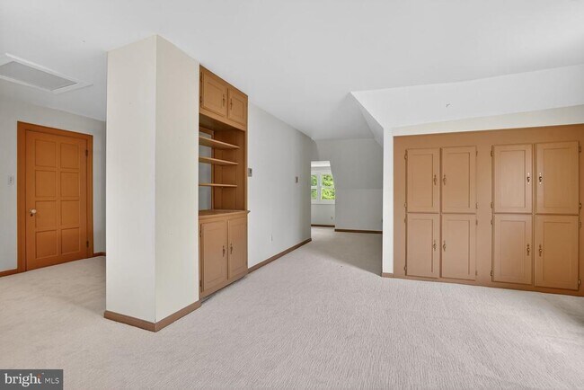 Building Photo - 5553 Little Falls Rd