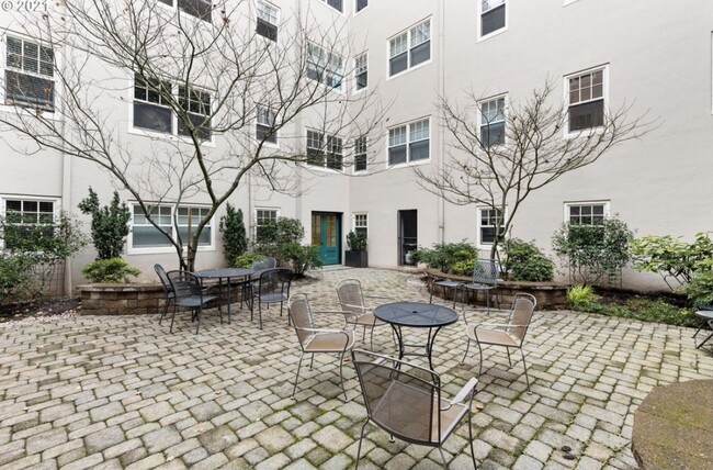 Building Photo - 2015 NW Flanders St