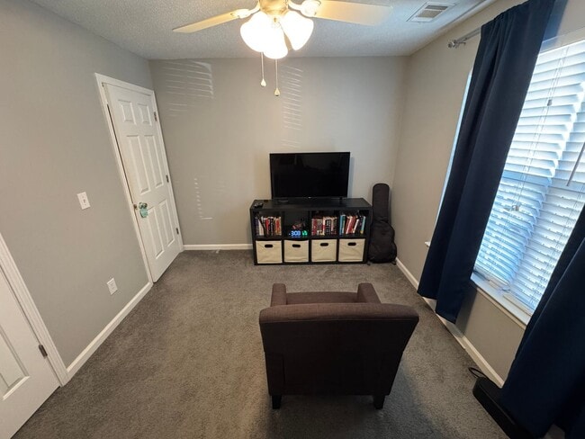 Building Photo - Beautiful 3 Bedroom 2 Bath Home Close to I...