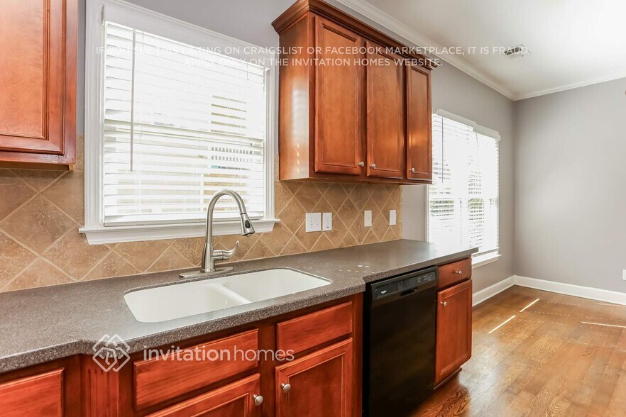 Building Photo - 1085 Chippewa Oak Dr NE