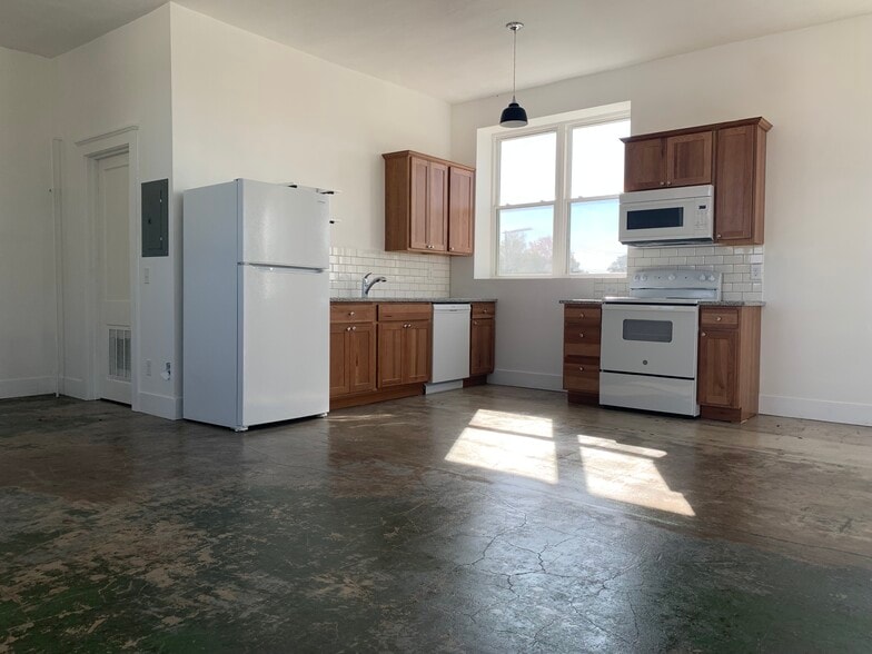 Building Photo - 111 N Walnut St