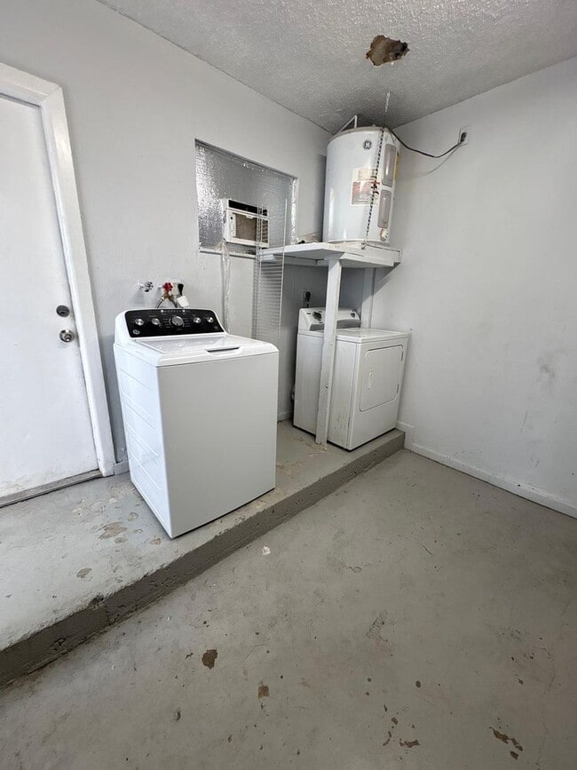 Building Photo - 2 BEDROOMS 1 BATHROOM IN AREA OF RIVERLAND