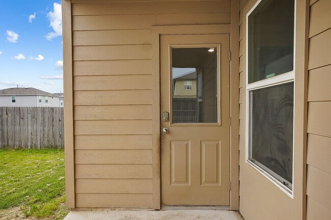 Building Photo - 4 Bedroom/3 Bath Redbird Ranch Subdivision
