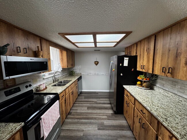 Building Photo - Charming Ocala Retreat in Peaceful 55+ Community – Move-In Ready!