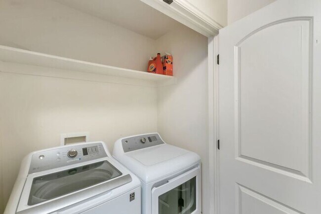 Building Photo - Stunning Saratoga Springs Townhome