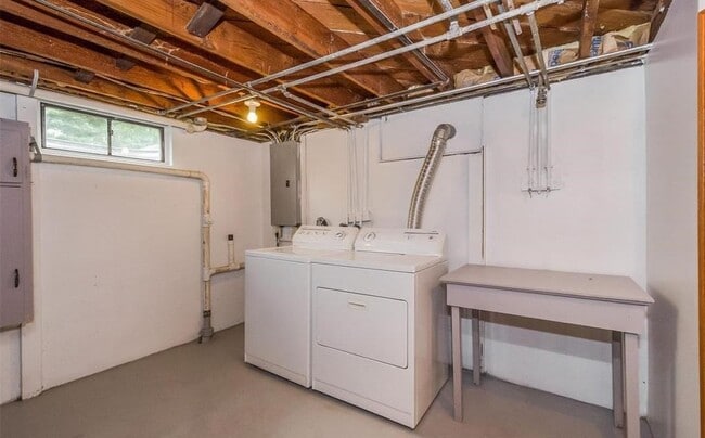 Building Photo - 3 Bedroom/1.5 Bathroom House - Available August 1st, 2025!