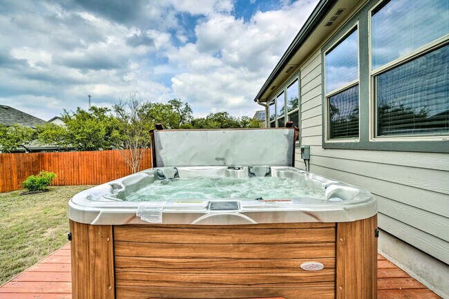 Building Photo - 5603 Chestnut Xing