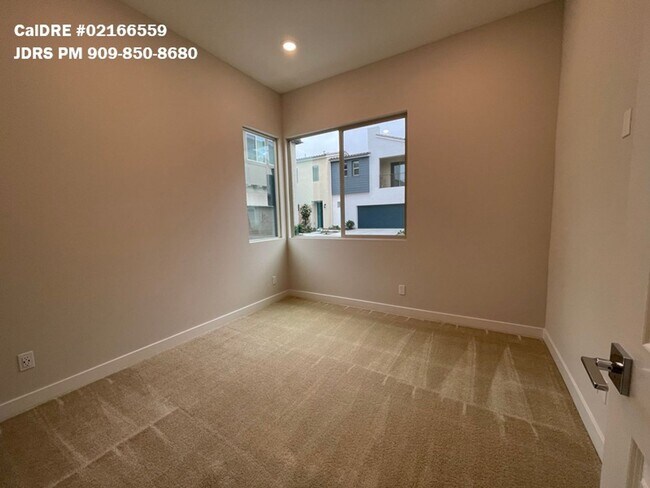 Building Photo - Lake Forest 3 Bedroom Home