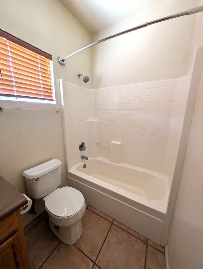 Building Photo - Convenient Tucson Eastside Home with 3 bed...