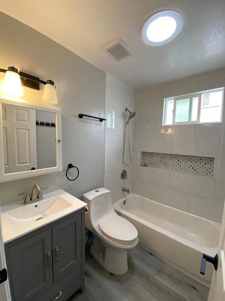 Building Photo - 1249 Center Ave