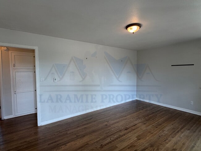 Building Photo - Charming 3 Bedroom 2 Bathroom House