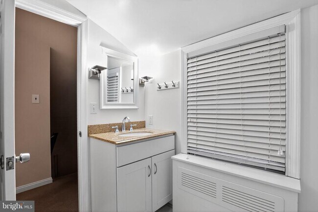 Building Photo - 829 Bryn Mawr Ave