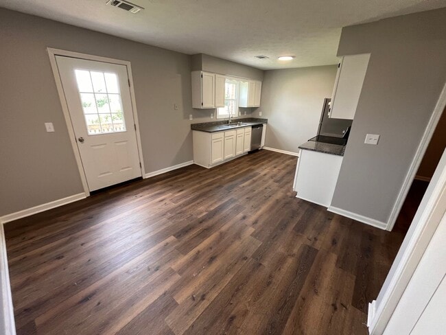 Building Photo - Beautiful Remodeled 2 Bedroom in Richmond!