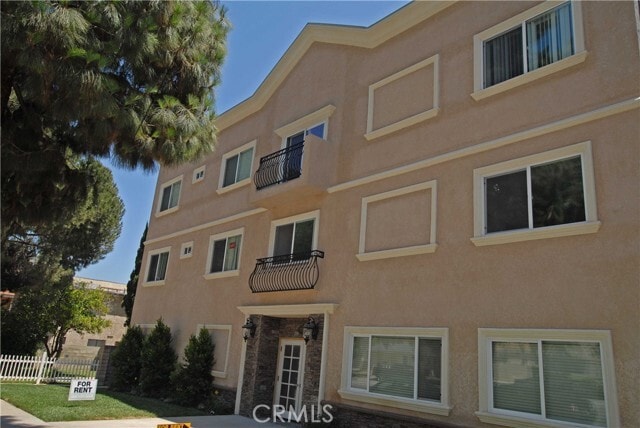 Building Photo - 17330 Chatsworth St