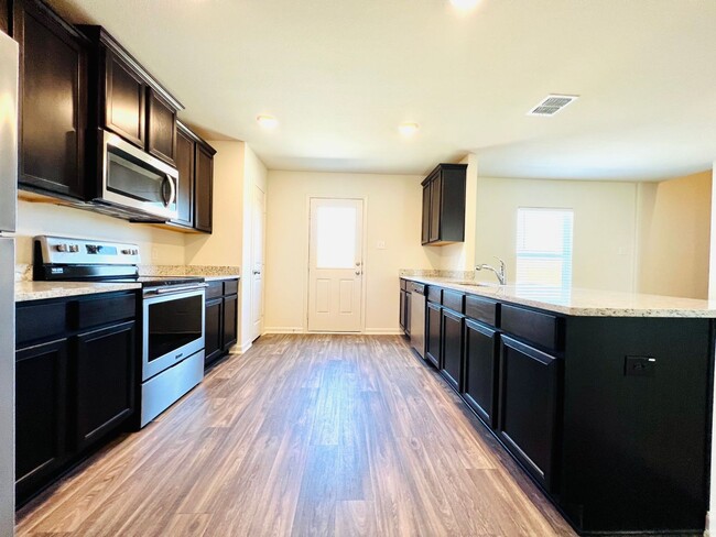 Building Photo - Gorgeous 3 bedroom | 2.5 bath home in great location!