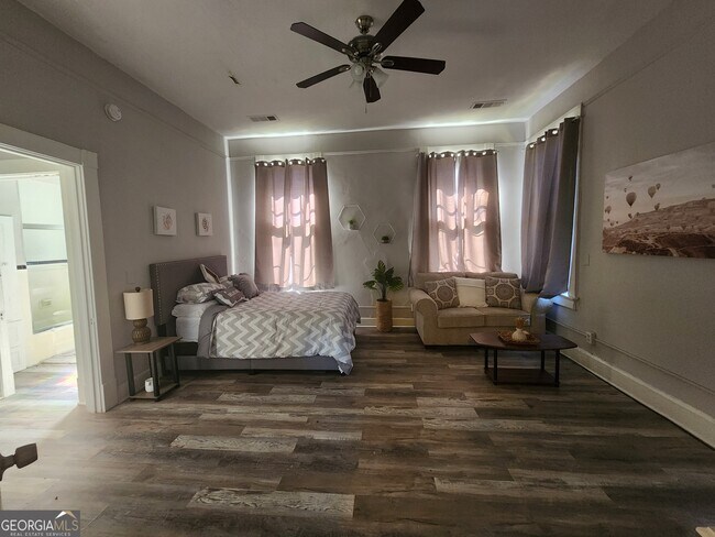 Building Photo - 917 Oakview Ave