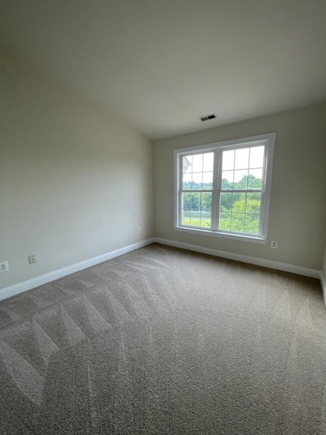 Building Photo - SPACIOUS TH IN CLARKSBURG