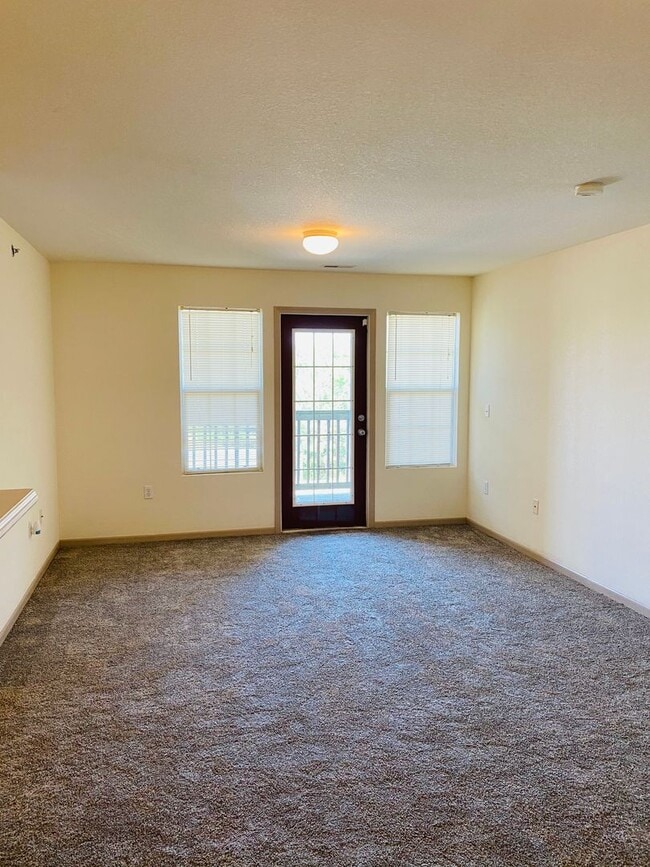 Building Photo - Charming Apartment 3-Bed, 2-Bath Home with...