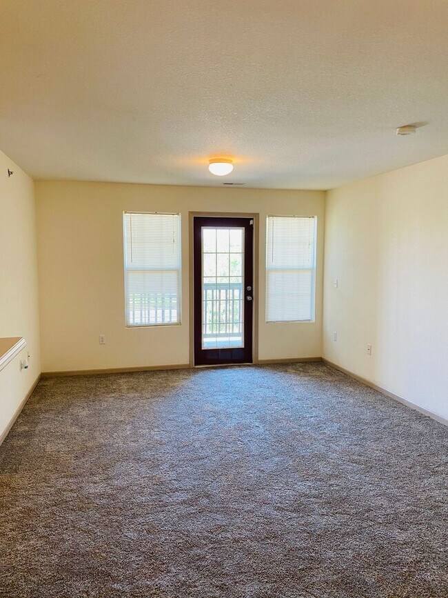 Building Photo - Spacious 2bedroom!