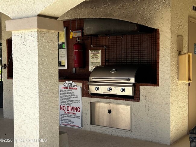 Building Photo - 1059 Country Club Dr