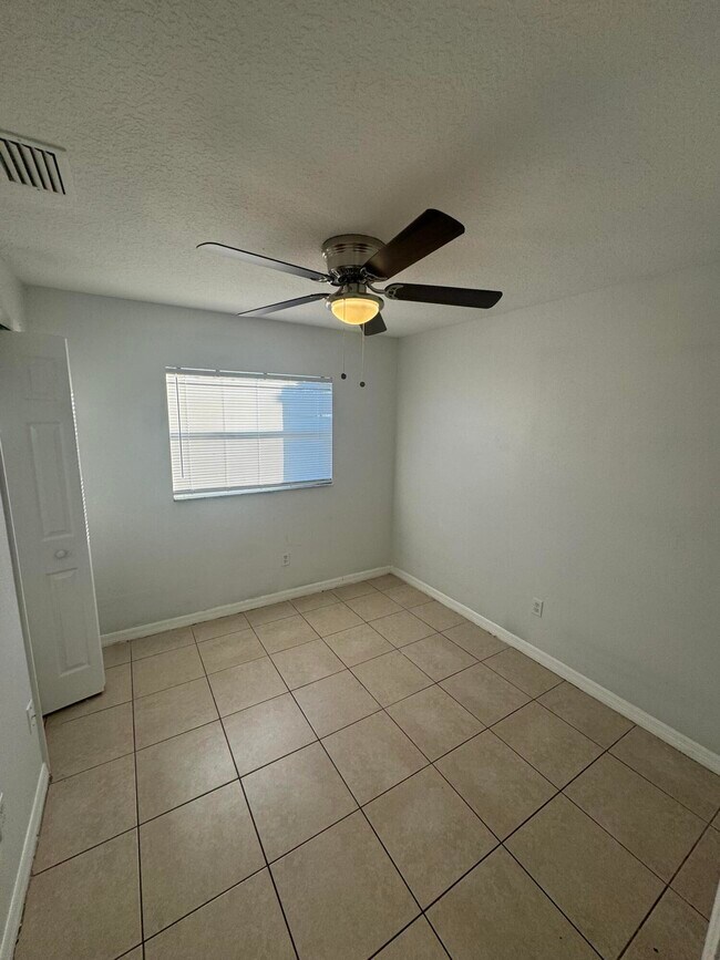 Building Photo - 820 Juanita Cir