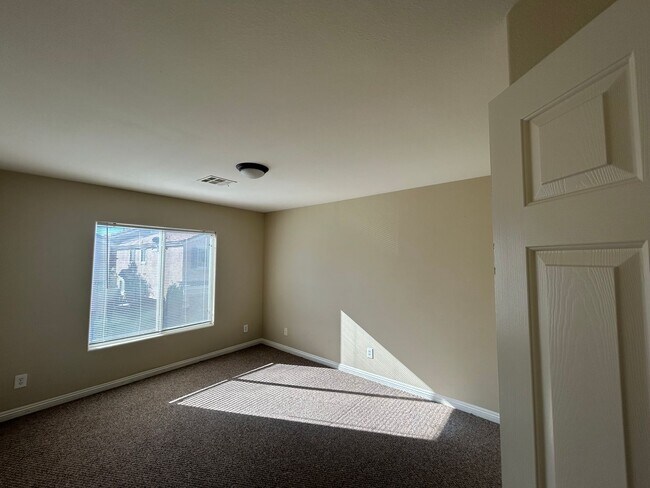 Building Photo - Townhome with garage