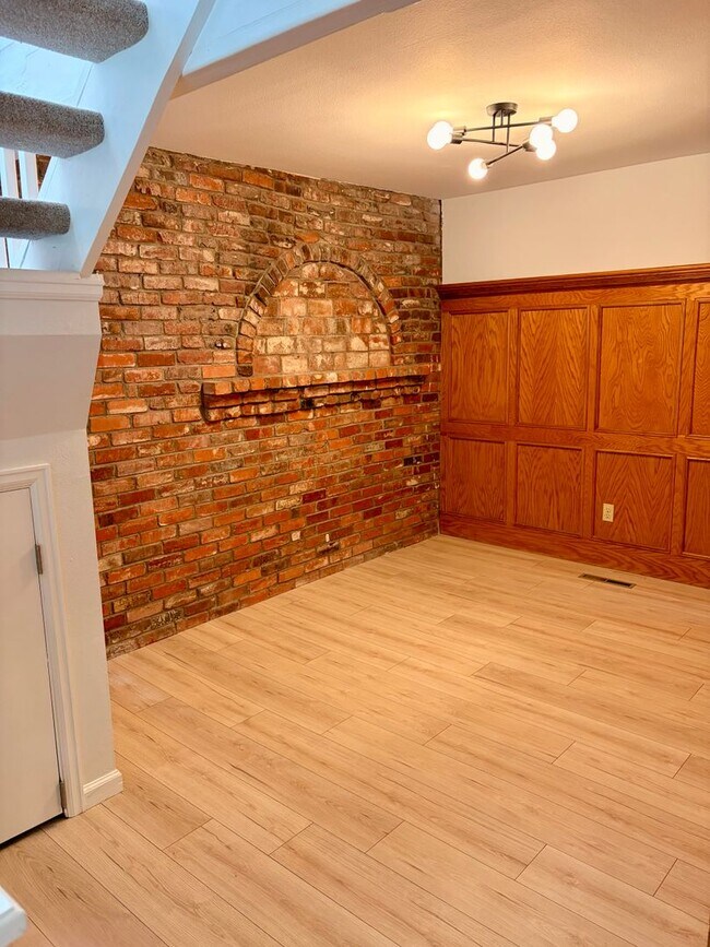 Building Photo - Two Bedroom PLUS Bonus Room on the West End of Pearl Street
