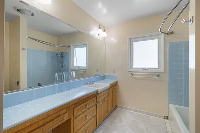 Building Photo - Ocean views from every room!