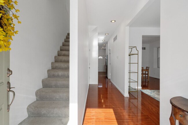 Building Photo - 2 Story Home in Botanical Heights (Optiona...