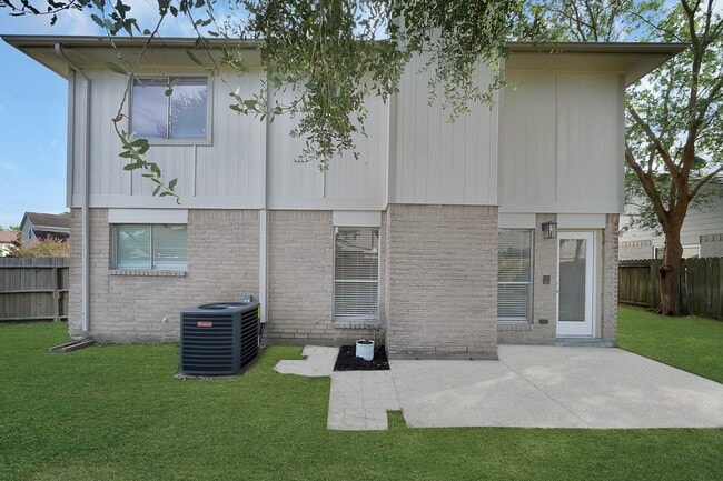 Building Photo - 16922 Nicole Ln