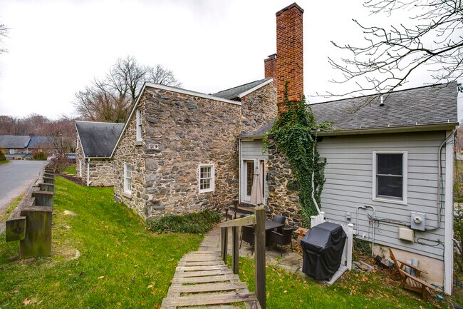 Building Photo - 835 Oella Ave