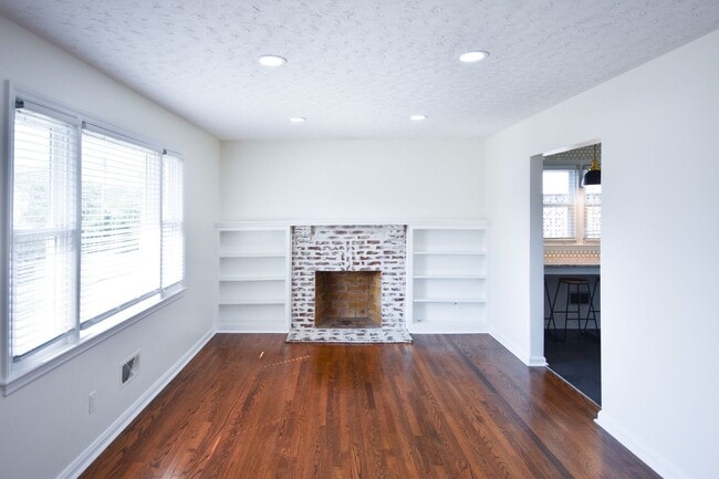 Building Photo - 5 Bedroom || 2 Bathroom - Single Family Ho...