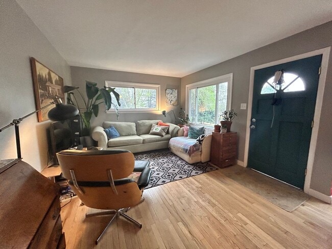Building Photo - $0 DEPOSIT OPTION. Quaint 2 Bed, 1 Bath Ra...