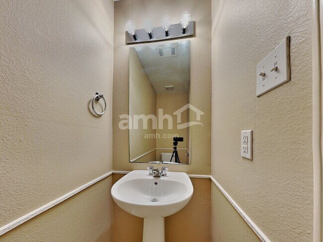 Building Photo - 937 Iona Dr