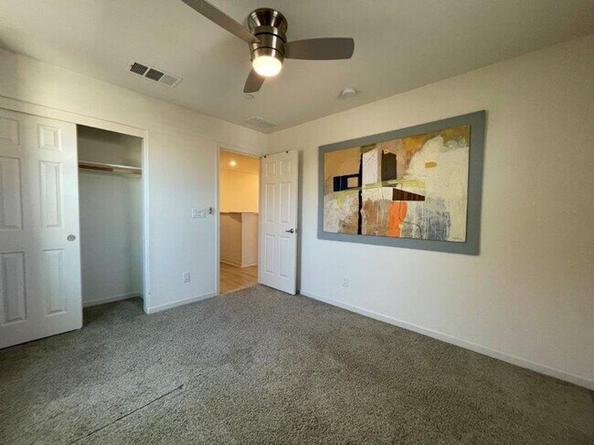Building Photo - Gorgeous 4 Bed Located in Great Gated Community
