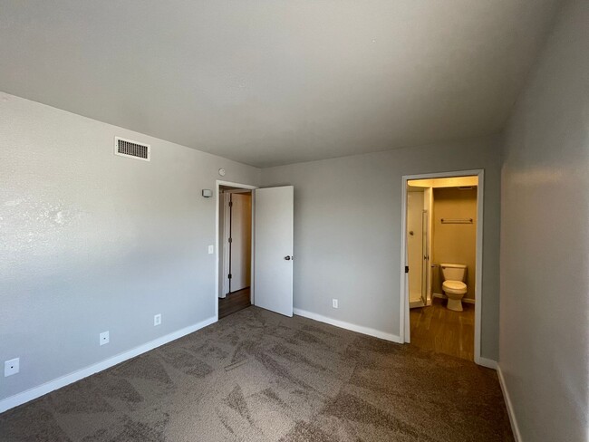 Building Photo - Lovely 2 Bedroom 2 Bath with Fireplace!