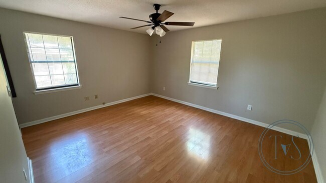 Building Photo - RATE DROP ALERT! (was $2000/month)