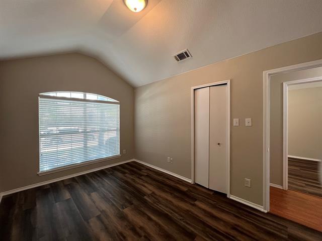 Building Photo - 217 Willowlake Dr