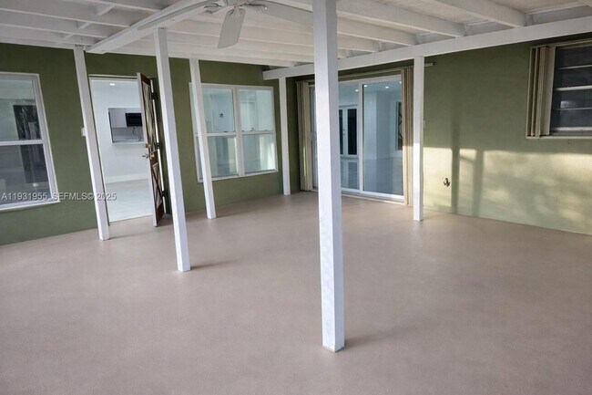 Building Photo - 5095 SW 73rd Ave