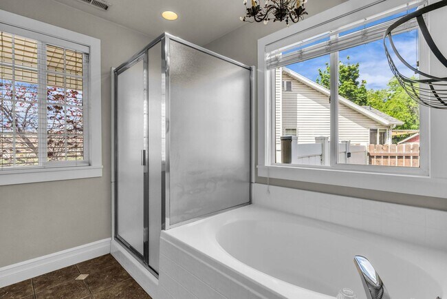 Building Photo - Charming Kaysville Home in Quiet Cul-de-Sac Near Trails